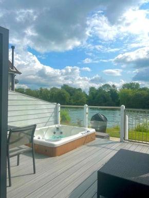 Modern Cotswold Home w Hot Tub